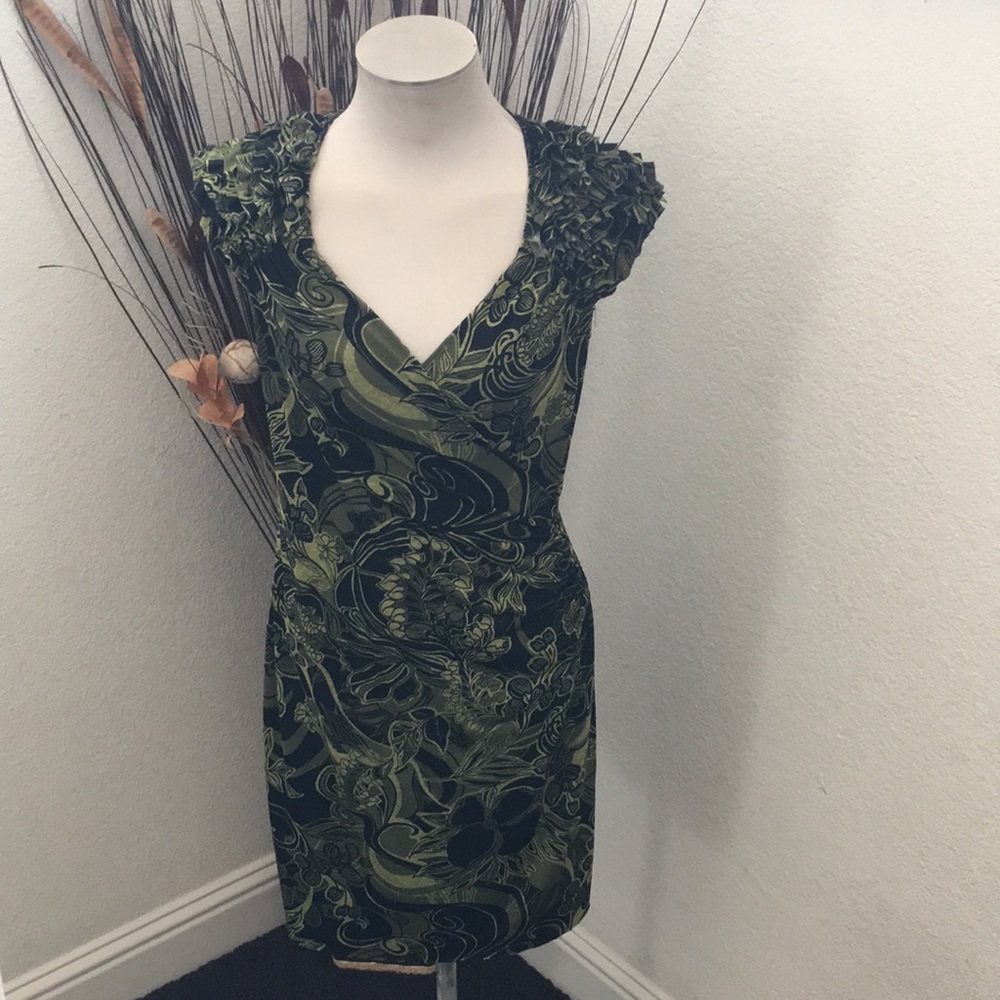 ⭐️Emily & Michele Green/Black Ruffled Sleeve Dress